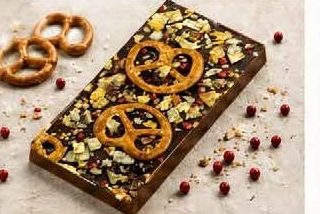 Milchschokolade mit Brezeln und rotem Pfeffer