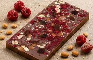Milchschokolade mit Himbeeren, Rosinen und Mandeln